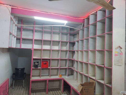 Etagères pour boutique à Vendre + Comptoir vitré Offert