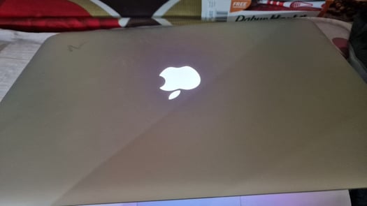 Macbook Air 500GB, 16GB RAM, chargeur inclus, excellent état