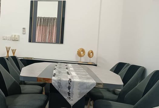 Ensemble de meubles de salle à manger avec table et chaises - Prix négociable