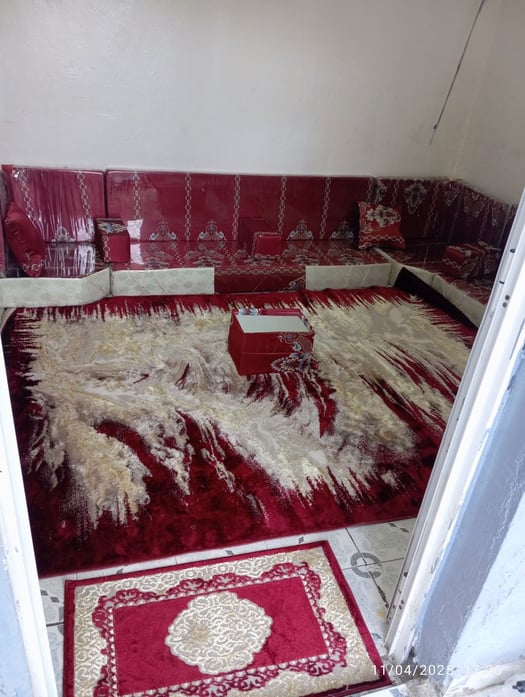 Salon Qaaci rouge 2 niveaux avec tapis neuf