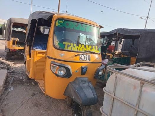 Bajaj D98 en excellent état, 6 places
