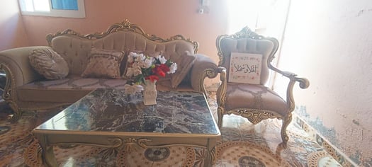 Chaise Roi en bon état avec table - Livraison possible