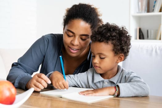 Cours de soutien en mathématiques et français pour enfants avec enseignante expérimentée
