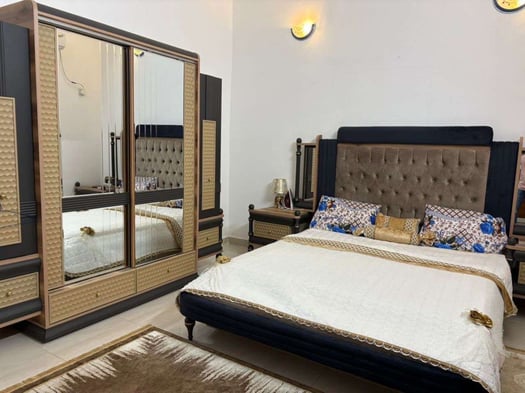 Ensemble complet de chambre à coucher élégant et durable, état neuf, à vendre