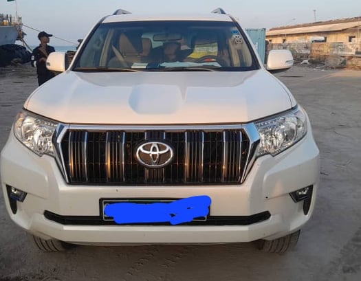 Toyota Prado TXL 2018, diesel, 7 places, équipé d\'un mini frigo, excellent état