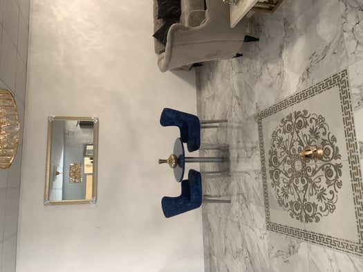 Lot de 2 chaises d\'appoint et petite table en excellent état