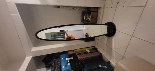 Miroir sur pieds bon état, pas cher