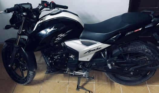 Moto TVS Apache RTR 160, comme neuve + casque inclus