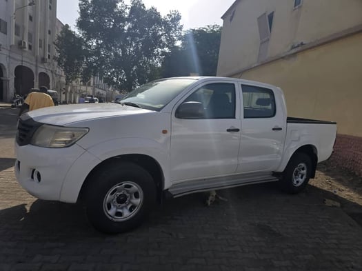 Toyota Hilux 2015 en excellent état, transmission manuelle, diesel