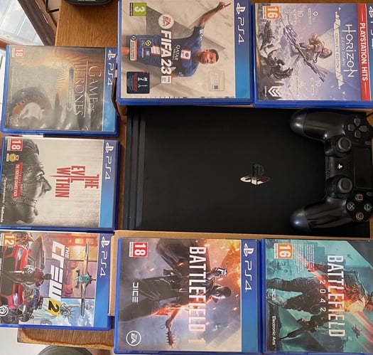 Playstation 4 Pro en excellent état avec 2 manettes et 7 jeux inclus