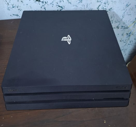 PS4 Pro, bon état, avec accessoires