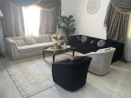 Salon en excellent état avec canapés et fauteuils inclus