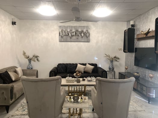 Salon élégant et moderne, comme neuf, avec fauteuils et canapés assortis