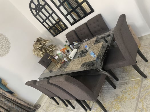 Table à manger avec x chaises, bon état