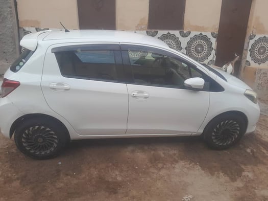 Toyota Vitz Automatique, Très Bon État, Faible Consommation
