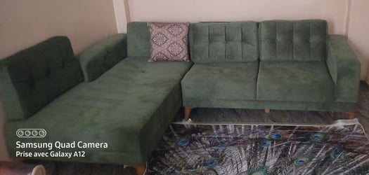Canapé L vert avec table de base - Occasion à prix négociable