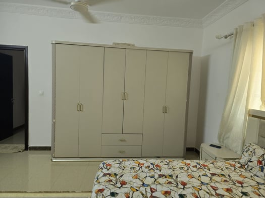 Ensemble chambre à coucher double avec commodes et armoire