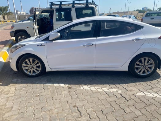 Hyundai Avante 2015, bon état, gasoil, boîte automatique
