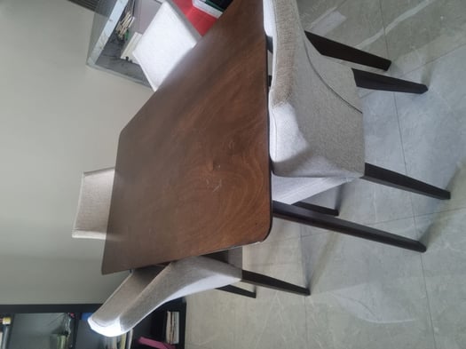 Table à manger avec 4 chaises en excellent état