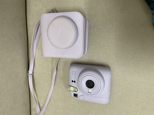 Appareil photo Instax Mini 12, état neuf avec sac et 10 poches
