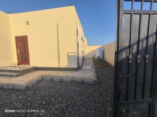 Villa F4 neuve avec jardin et parking sécurisé à PK 18