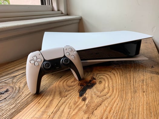 Console de jeu Sony PS5 avec 2 manettes et 500 Go d\'espace