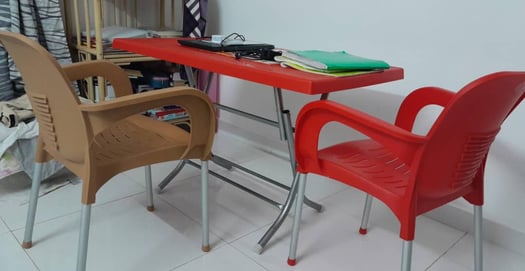 Table avec 2 chaises presque neuves