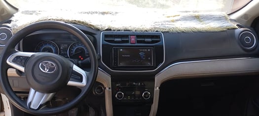 Toyota Rush en excellent état, boîte manuelle, essence