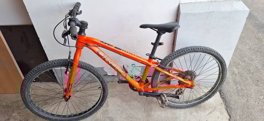 Vélo 24 presque neuf