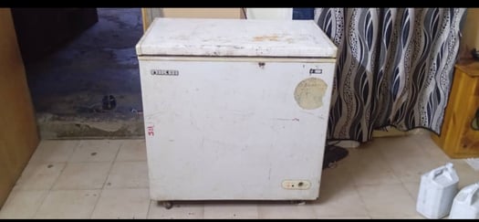 Congélateur moyen 190L, 4 roues, bon état, prix négociable