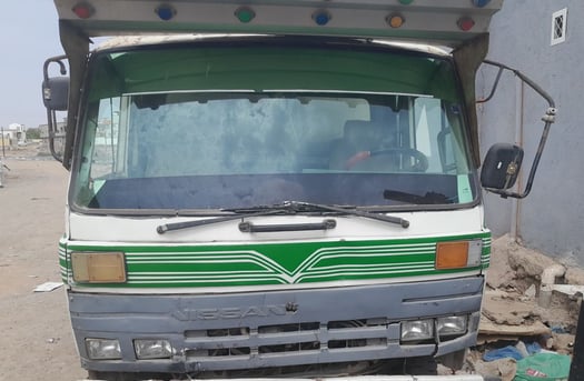 Camion Nissan CHAPO en bon état - Transport et activités
