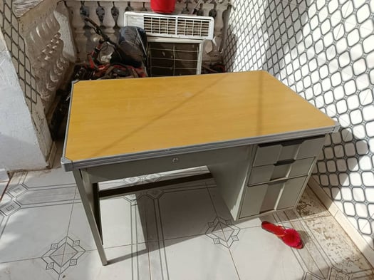 Bureau en bois avec tiroirs, fonctionnel et en bon état