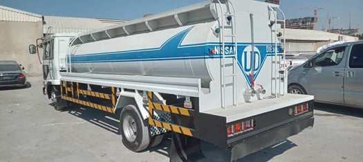 Camion citerne en excellent état, grande capacité de stockage à vendre