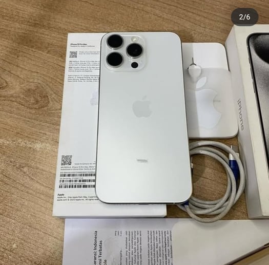 iPhone 15 Pro Max Blanc, Batterie 91%, avec Boîte et 3 Coques