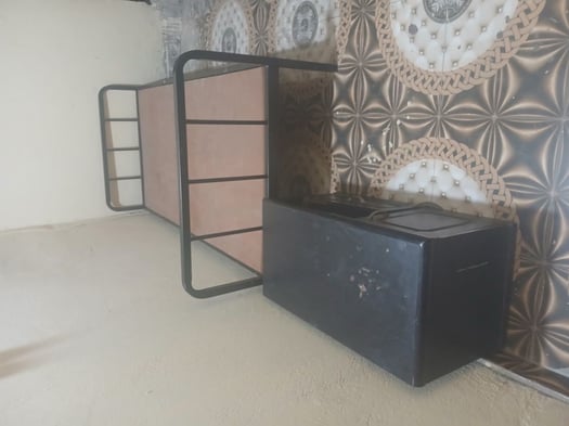 Lit singulier avec table en bon état