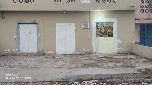 Local commercial 20m² avec toilettes sur route principale, quartier 7bis