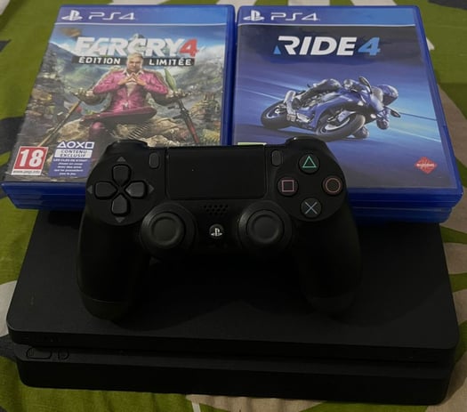 PS4 Slim 500 Go + 5 jeux + 1 manette d\'origine