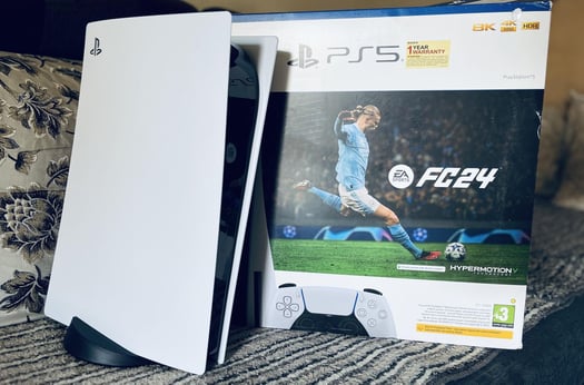 Playstation 5 avec manette et jeu FC24 en excellent état