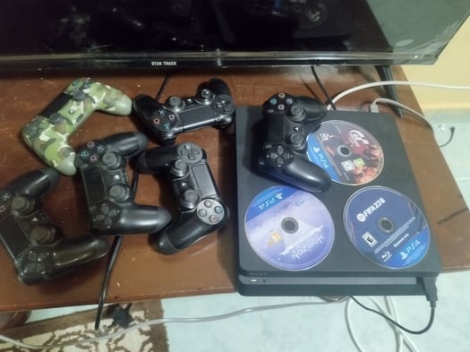 PS4 neuve avec jeux et manettes à vendre