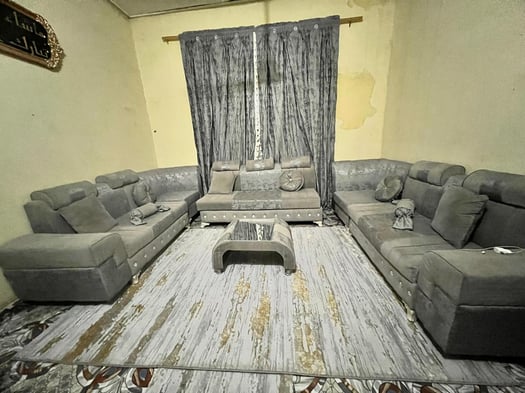 Salon presque neuf avec rideau et tapis assortis