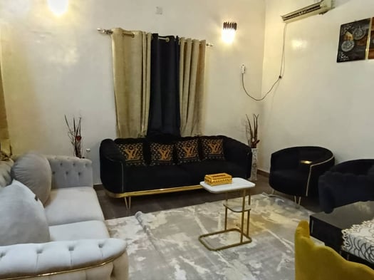 Ensemble salon avec tapis, rideau et cadre récents