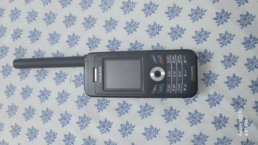 Téléphone satellite Thuraya XT-LITE pour appels et SMS en zones isolées