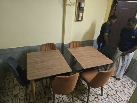 Salon Saoudien en bois avec ensemble de table et chaises