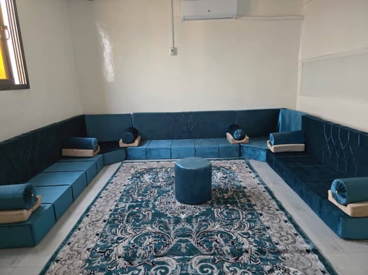 Deux salons Qaaci modernes, neufs et élégants