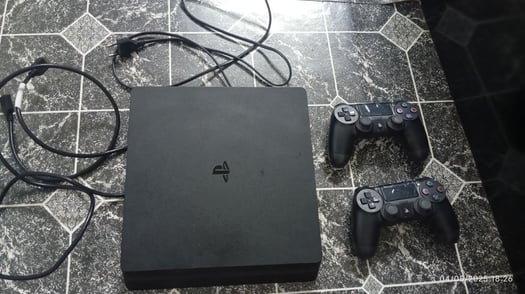 PS4 avec 2 manettes et jeux PS19 à vendre