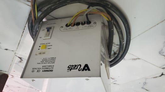 Stabilisateur de tension 5000VA automatique, état impeccable