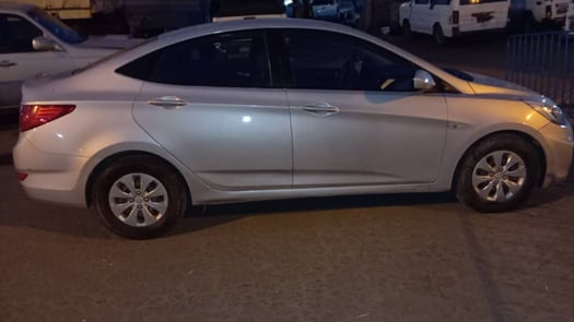 Accent Hyundai 6 mois, état neuf, gris, climatisation impeccable