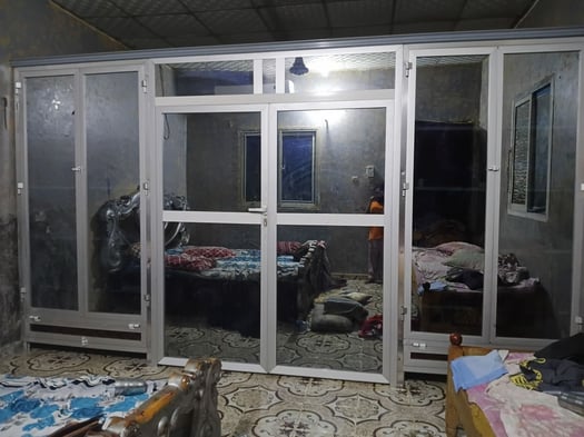 Armoire en aluminium avec portes vitrées