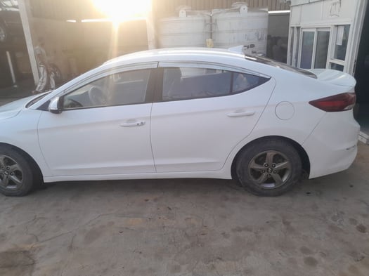 Hyundai AVANTE 2016, diesel, boîte Automatique, excellent état
