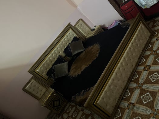 Lit en bois avec armoire et toilette assortis - Très bon état